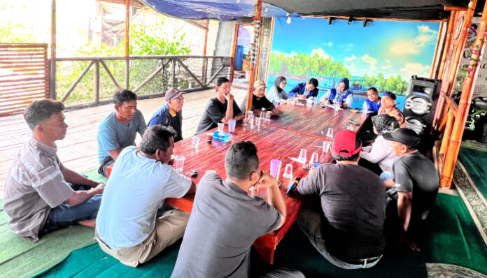 Suasana rapat HNSI Kota Serang bersama para ketua ranting nelayan di salah satu Rumah Makan (RM) di Kota Serang, Kecamatan Kasemen, Kota Serang.