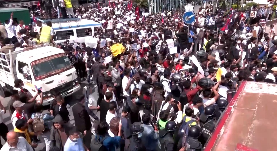 Demonstrasi Yang Terjadi Di Ibu Kota Kathmandu Menewaskan Sedikitinya 19 Orang (Reuters)