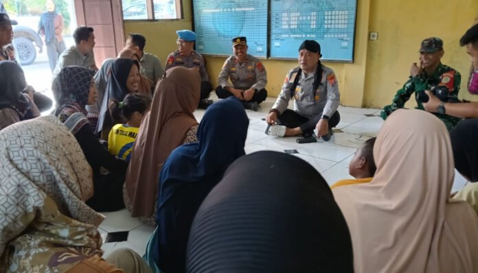 Kapolres Serang AKBP Condro Sasongko berdialog dengan warga Desa Tegal Maja dalam program Ngariung Iman Ngariung Aman, Selasa 2 September 2025.