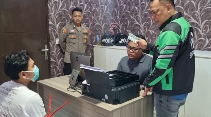 Pelaku pengedaran obat terlarang di Tangerang Selatan saat memberikan keterangan pada pihak kepolisian (Bantentv.com)