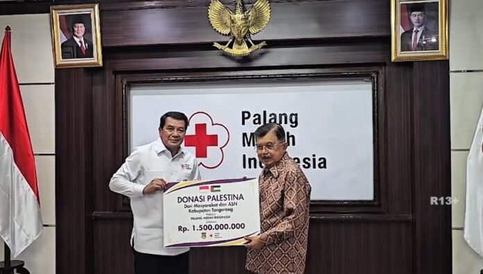 Pemberian bantuan secara simbolis dari Pemkab Tangerang kepada PMI Pusat untuk Gaza Palestina, sebesar Rp1,5 Miliar (Bantentv.com)