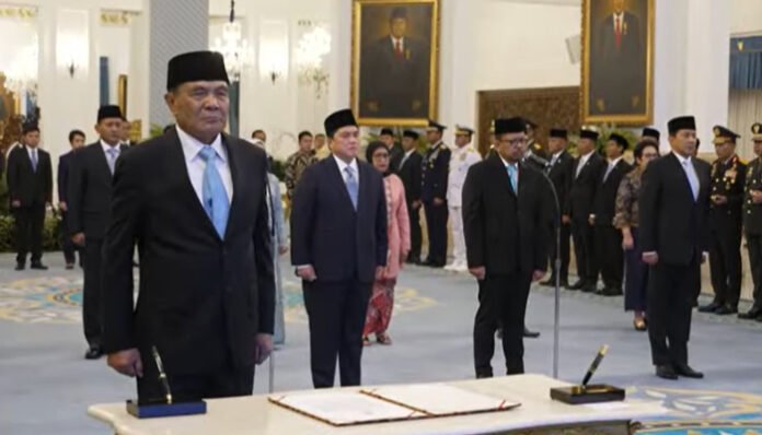 Prabowo anugerahkan pangkat Jenderal Kehormatan kepada Djamari Chaniago dan Ahmad Dofiri.