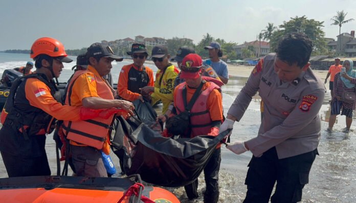Tim SAR gabungan mengevakuasi jenazah Irfan (18), korban tenggelam di Pantai Cinangka, Kabupaten Serang, Banten, Senin, 15 September 2025.
