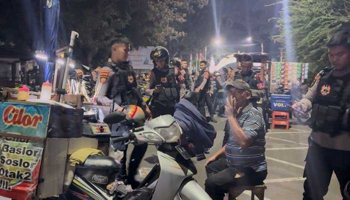 Patroli skala besar personel gabungan Polri-TNI, melakukan patroli dialogis di sejumlah titik keramaian, di Kota Serang. (Foto: Dok. Polda Banten)