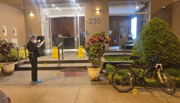 Petugas kepolisian melakukan olah TKP di depan gedung apartemen kawasan Lince, Lima, Peru, lokasi penembakan staf KBRI Indonesia, Leonardo Zetro Purba.
