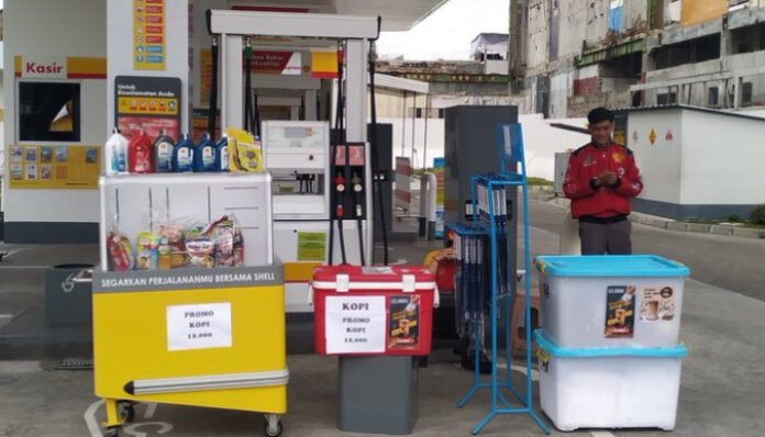 Kelangkaan BBM membuat pegawai SPBU Shell mencari cara lain bertahan hidup, salah satunya menjual kopi.