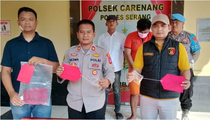Kapolsek Carenang AKP Desma Priatna menunjukkan barang bukti pencurian dan pelaku pembobolan rumah di Kabupaten Serang.