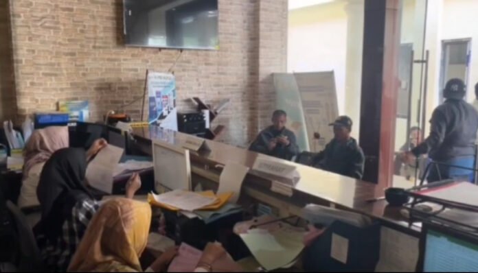 Pelayanan program bebas pajak di Bapenda Kota Serang (Foto_Bantentv.com)