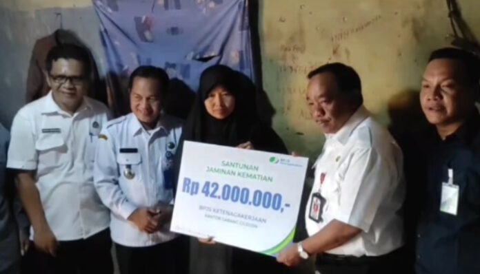 Pemkot Cilegon Salurkan Santunan Kepada Pekerja Rentan
