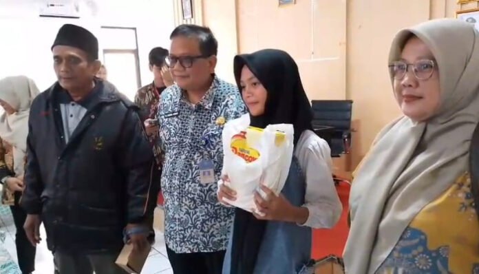 Pemprov Banten Salurkan Bansos Beras dan Susu untuk 1.200 Anak Terlantar dan Disabilitas di Pandeglang