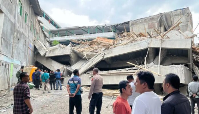 Petugas dan warga meninjau lokasi ambruknya bangunan musala di Pondok Pesantren Al Khoziny, Buduran, Sidoarjo, Jawa Timur, Senin, 29 September 2025.