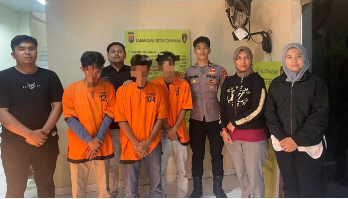 Tiga tersangka kasus pencabulan anak di bawah umur diamankan Ditreskrimum Polda Banten. Mereka kini menjalani proses hukum.