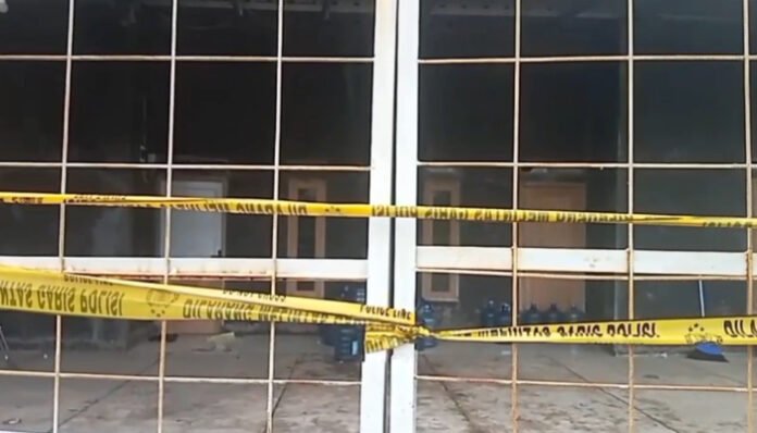 Gudang Miras dipasang garis polisi untuk kepentingan penyelidikan lebih lanjut.
