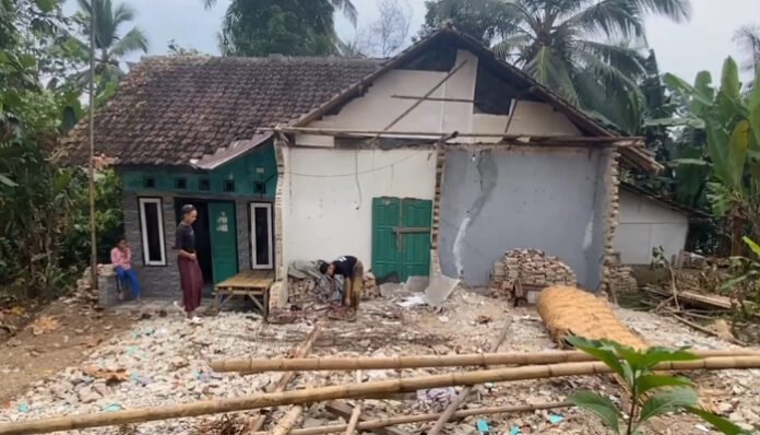 Pergerakan tanah di Lebak kian parah, warga hidup dalam ketakutan (Banten TV)