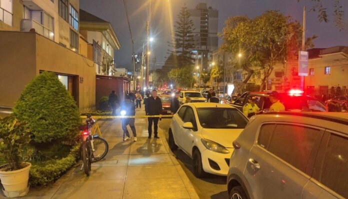 Petugas kepolisian melakukan olah TKP di depan gedung apartemen kawasan Lince, Lima, Peru, lokasi penembakan staf KBRI Indonesia, Leonardo Zetro Purba.