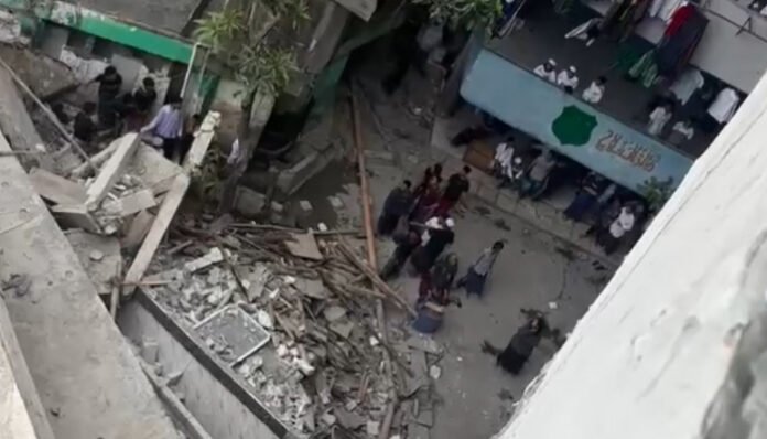 Suasana evakuasi pasca robohnya bangunan musala di Pondok Pesantren Al Khoziny, Desa Buduran, Sidoarjo, Senin, 29 September 2025.