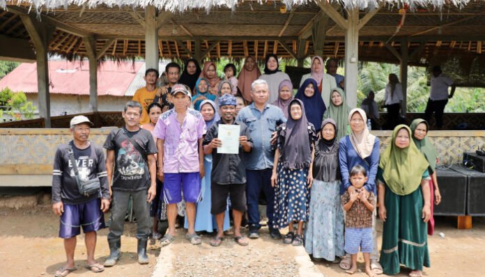 Warga Desa Gunung Anten, Kabupaten Lebak, Banten, menunjukkan sertipikat tanah komunal hasil program Reforma Agraria yang diberikan pemerintah.