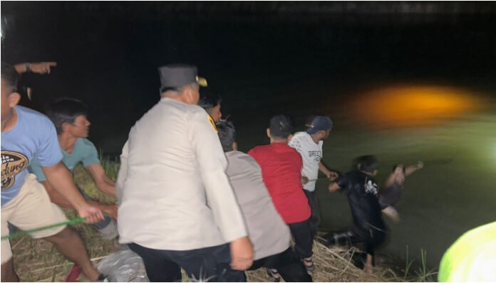 Kecelakaan tunggal, pickup terjun ke sungai satu orang meninggal dunia, Senin dini hari, 1 September 2025.