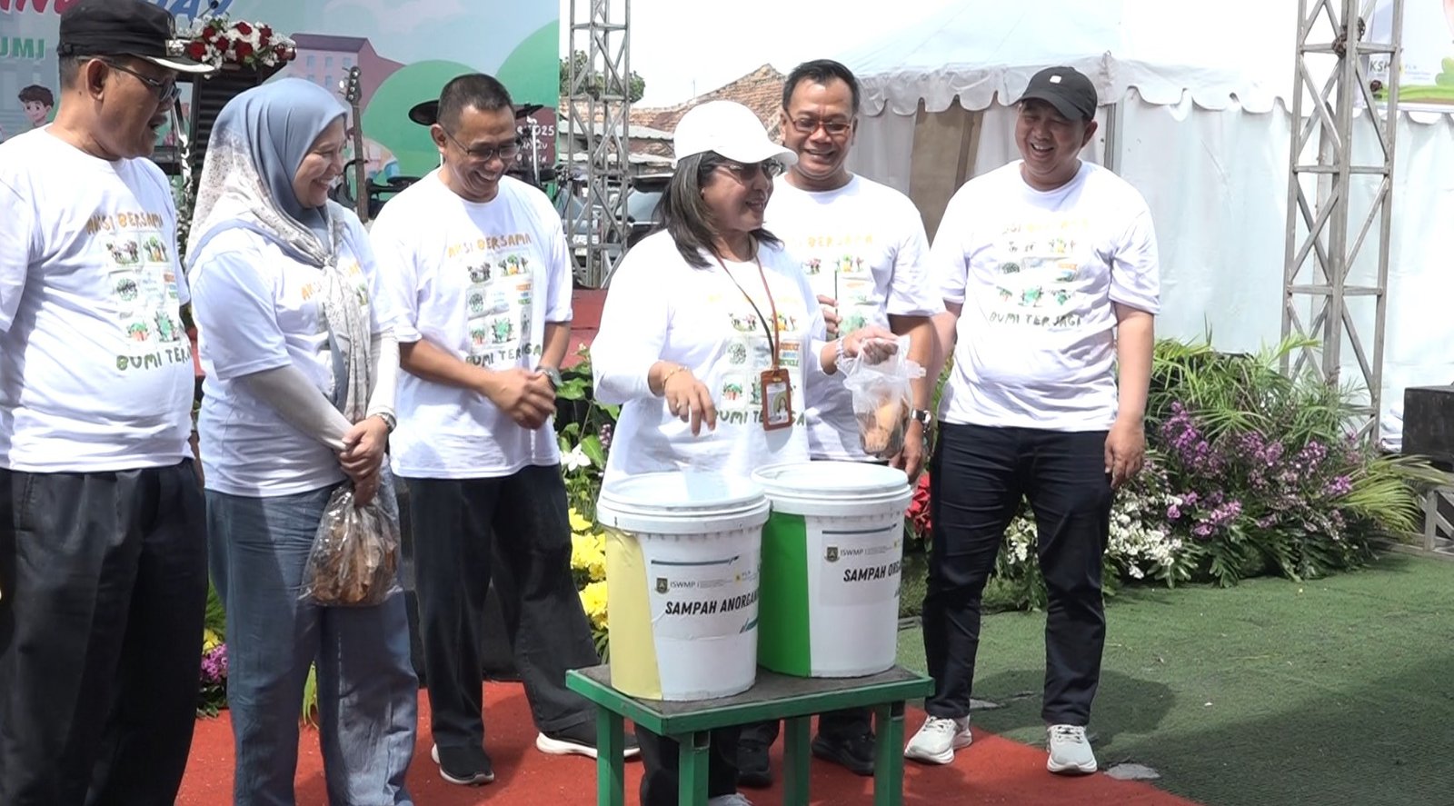 Demonstrasi pilah sampah pada peringatan World Cleanup Day Indonesia 2025 di Kota Cilegon (Bantentv.com)