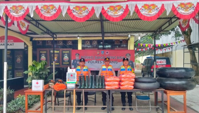 Hadapi cuaca ekstrem, Polres Serang mendirikan empat posko siaga bencana di wilayah hukumnya.