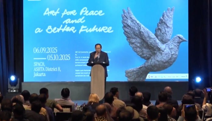 Presiden ke-6 RI, Susilo Bambang Yudhoyono (SBY), saat sambutan dalam pembukaan pameran seni di Jakarta, Sabtu, 6 September 2025.