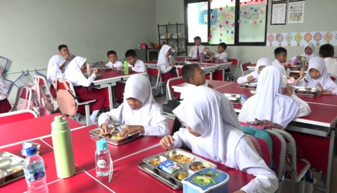 Anak-anak sedang menikmati MBG.