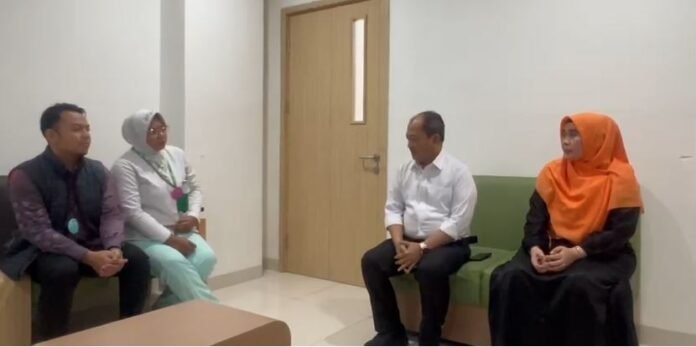 Wakil Bupati Serang, Najib Hamas, bersama anggota DPRD Kabupaten Serang Komisi II, Euis Herawati, melakukan inspeksi mendadak (sidak) ke RS Hermina Ciruas, Serang.