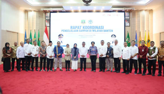 Foto bersama peserta Rakor Pengelolaan Sampah di Pendopo Gubernur Banten, KP3B, Kota Serang, Jumat, 12 September 2025.