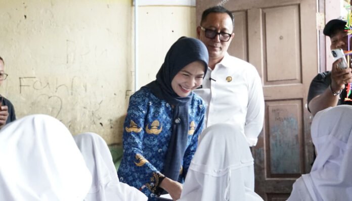 Bupati Serang Ratu Rachmatuzakiyah menyapa siswa saat meninjau ruang kelas rusak di SDN 01 Palamakan, Kecamatan Bandung, Rabu, 17 September 2025.
