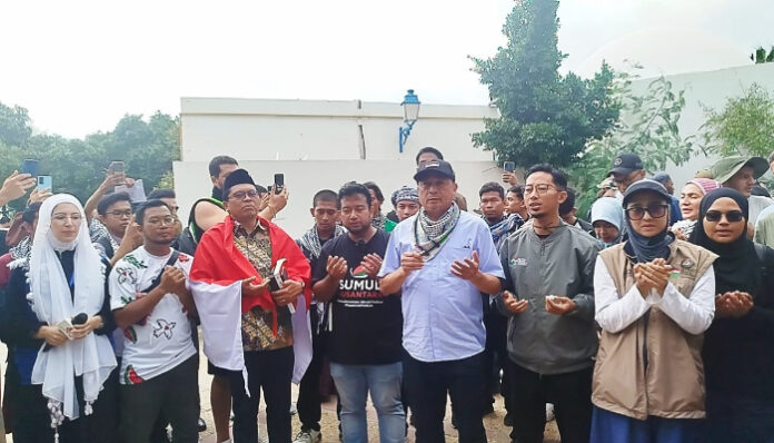 Dubes RI untuk Tunisia, Zuhairi Misrawi, melepas keberangkatan relawan Indonesia dengan doa bersama, dipimpin oleh Ustadz Bachtiar Nasir.