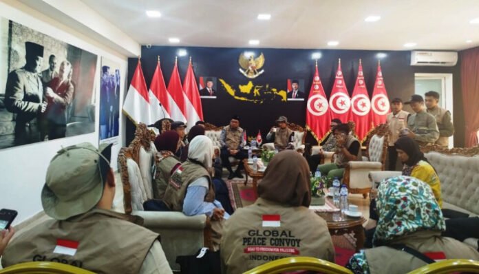 Relawan kemanusiaan yang tergabung dalam Indonesia Global Peace Convoy (IGPC), disambut hangat oleh Duta Besar Republik Indonesia untuk Tunisia, Zuhairi Misrawi.