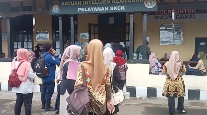 Antrean panjang pelayanan Surat Keterangan Catatan Kepolisian (SKCK) Polresta Serang Kota pada Kamis, 11 September 2025 (Bantentv.com/ Jaya)