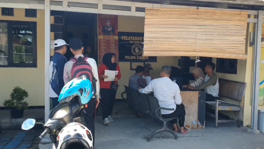 Antrean pemohon SKCK di Polsek Cibeber (Bantentv.com/ Ali)