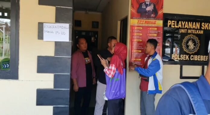 Antrean pemohon SKCK di Polsek Cibeber (Bantentv.com/ Ali)