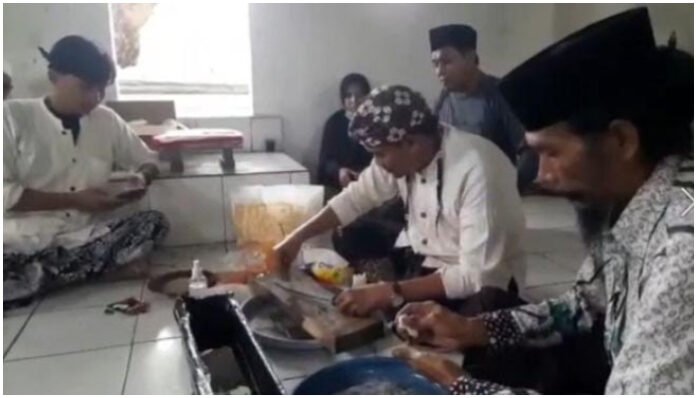Sambut Maulid Nabi, Peninggalan Benda Kuno Kerajaan DibersihkanSambut Maulid Nabi, Peninggalan Benda Kuno Kerajaan Dibersihkan