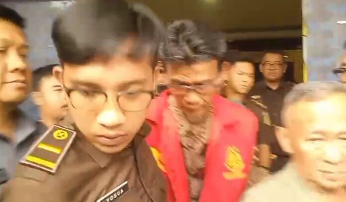 Mantan Direktur Utama PDAM Lebak, Oya Masri yang ditetapkan menjadi tersangka kasus dugaan korupsi di PDAM Lebak pada tahun 2020, digiring ke mobil (Bantentv.com/ Nano)
