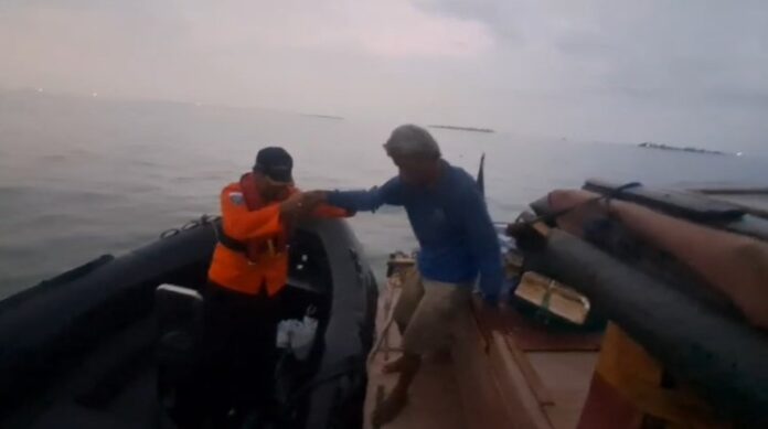 Proses evakuasi seorang nelayan yang terbawa arus di perairan Bojonegara (Dok. Tim SAR)