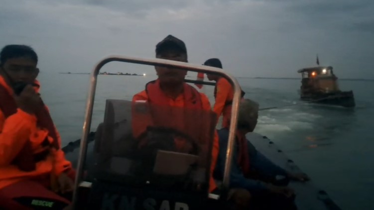 Proses evakuasi seorang nelayan yang terbawa arus di perairan Bojonegara (Dok. Tim SAR)