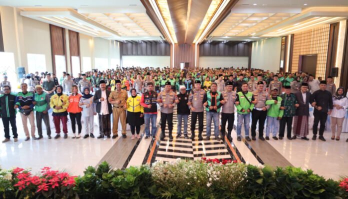 Suasana kebersamaan Kapolda Banten, pejabat utama Polda, dan komunitas ojol dalam acara Silaturahmi Kamtibmas, Selasa, 2 Agustus 2025.