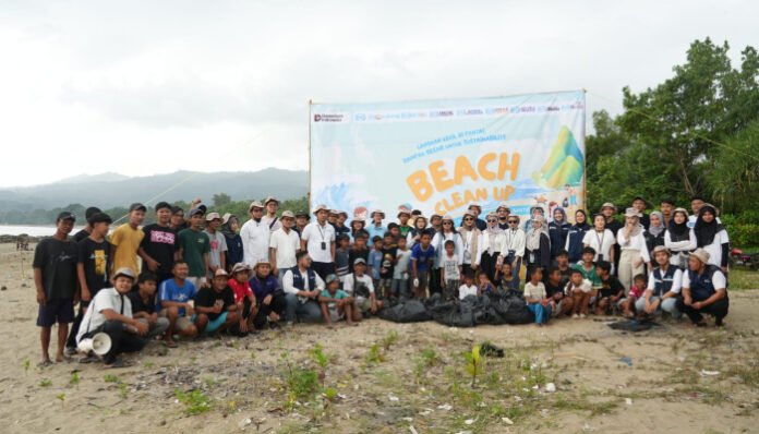 Sinergi WIKA Group dan Pemuda Gen Z Jaga Kebersihan Pantai Carita