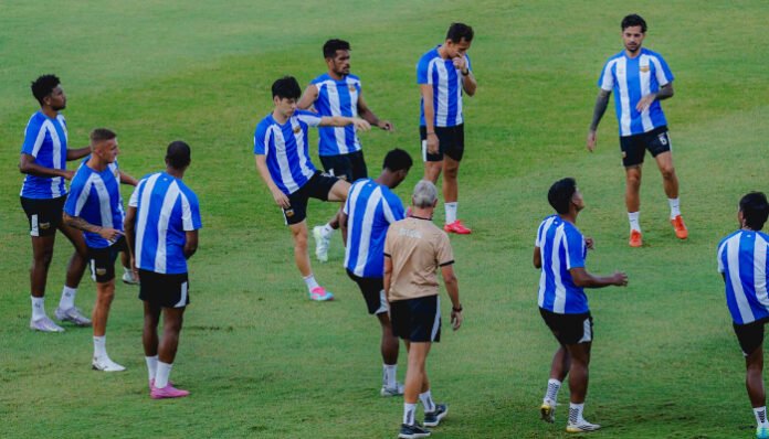 Pemain Dewa United saat mengikuti sesi latihan