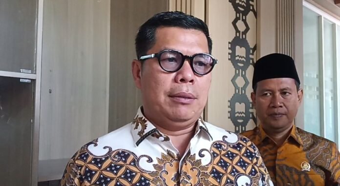 Ketua DPRD Banten, Fahmi Hakim, menyampaikan pernyataan terkait anggaran sosper (Bantentv.com/ Hendra)