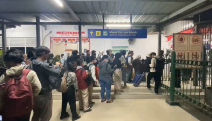 Stasiun Rangkasbitung Dipadati Penumpang