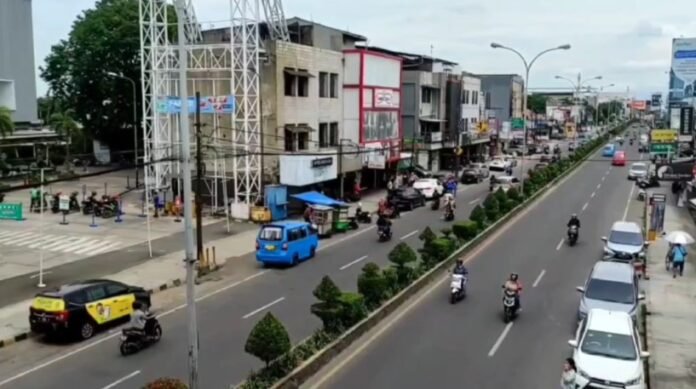Kondisi jalanan Cilegon yang normal tanpa adanya penggunaan strobo (Bantentv.com/ Ali)