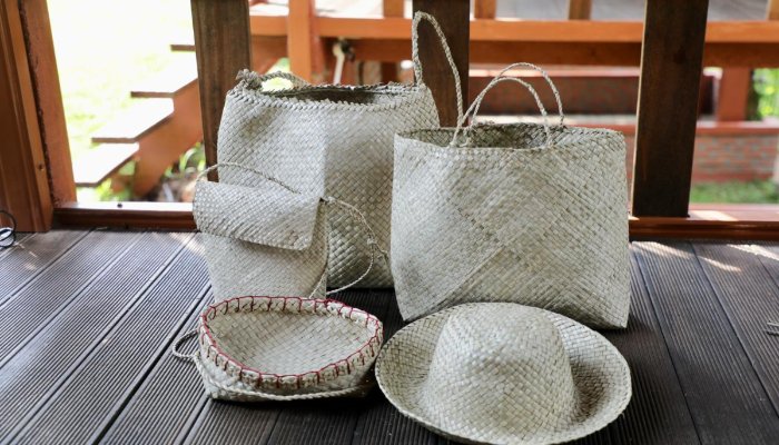 Tas anyaman bambu hasil pengrajin di desa Bandung, Pandeglang.
