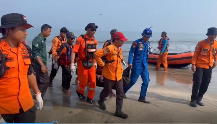 Tim SAR gabungan mengevakuasi jenazah remaja asal Sulawesi Selatan yang tenggelam di Pantai Cibaru, Anyer, Kabupaten Serang, Jumat, 26 September 2025.