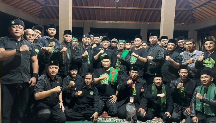 Pengurus dan anggota Terumbu Banten berfoto bersama usai pengukuhan Suciaji sebagai Ketua DPP Terumbu Banten periode 2025–2030, Jumat, 26 September 2025. 