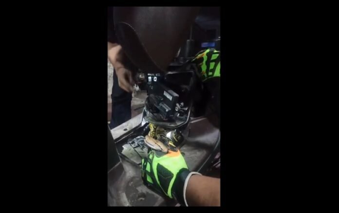 Proses evakuasi ular sanca yang ada di dalam bodi motor sepanjang 2,5 m (Bantentv.com)