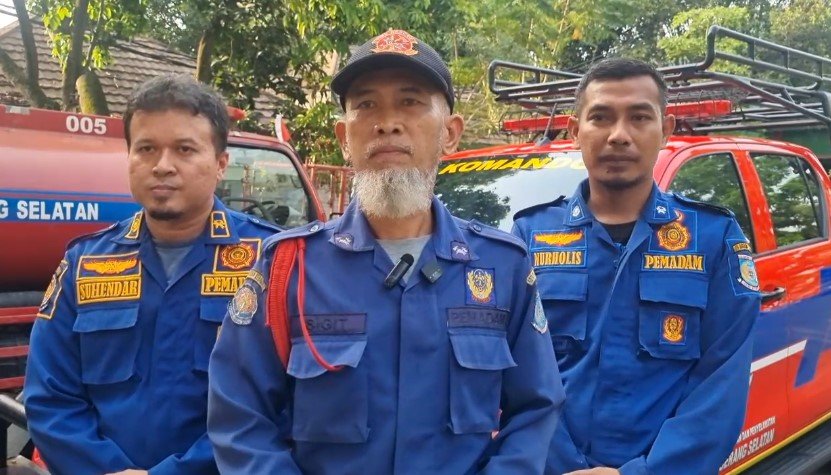 Keterangan petugas damkar terkait evakuasi ular sanca di dalam bodi motor sepanjang 2,5 m (Bantentv.com)