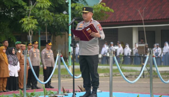 Wakapolda Banten Brigjen Pol Hendra Wirawan, saat menjadi pembina upacara di SMAN 1 Kabupaten Tangerang dan MAN 2 Tangerang, Senin, 29 September 2025.